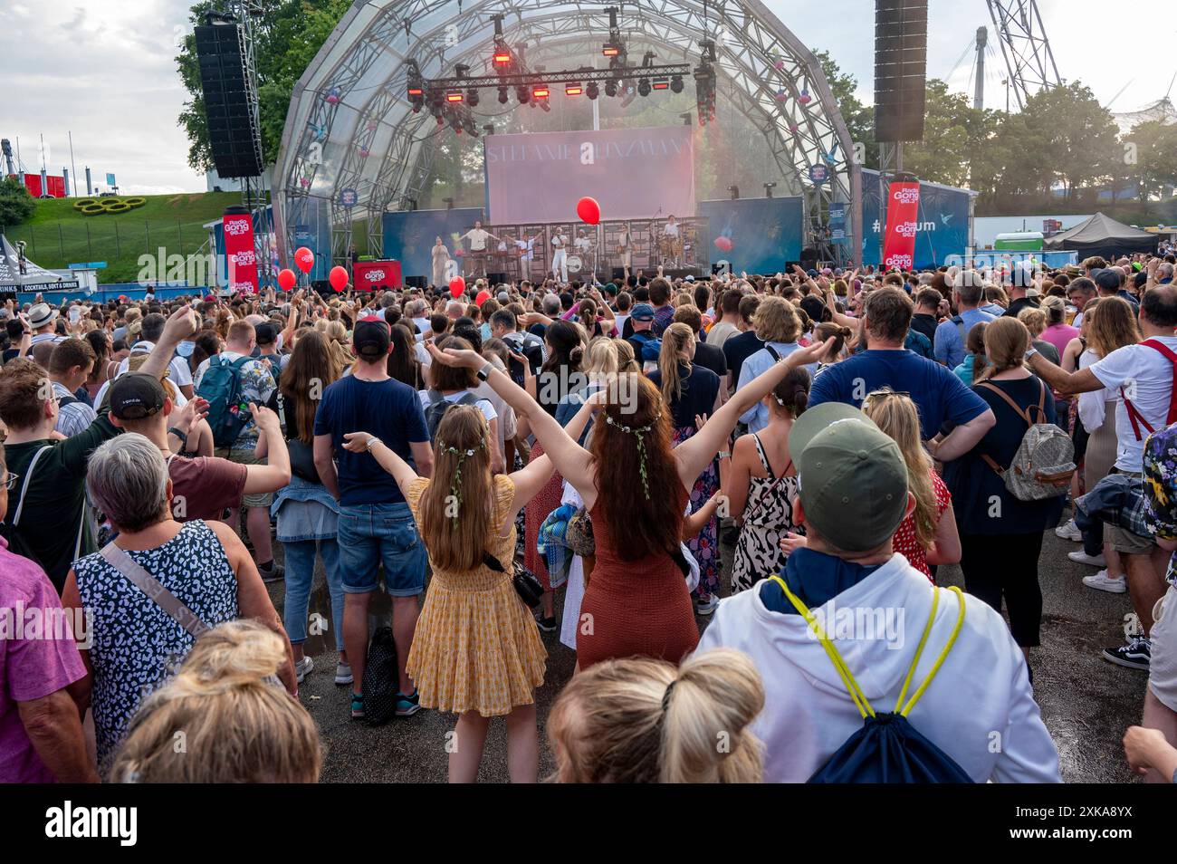 München, Sommernachtstraum 2024 im Olypiapark, Stefanie Heinzmann auf der Hauptbühne *** München, Sommernachtstraum 2024 im Olypiapark, Stefanie Heinzmann auf der Hauptbühne Stockfoto