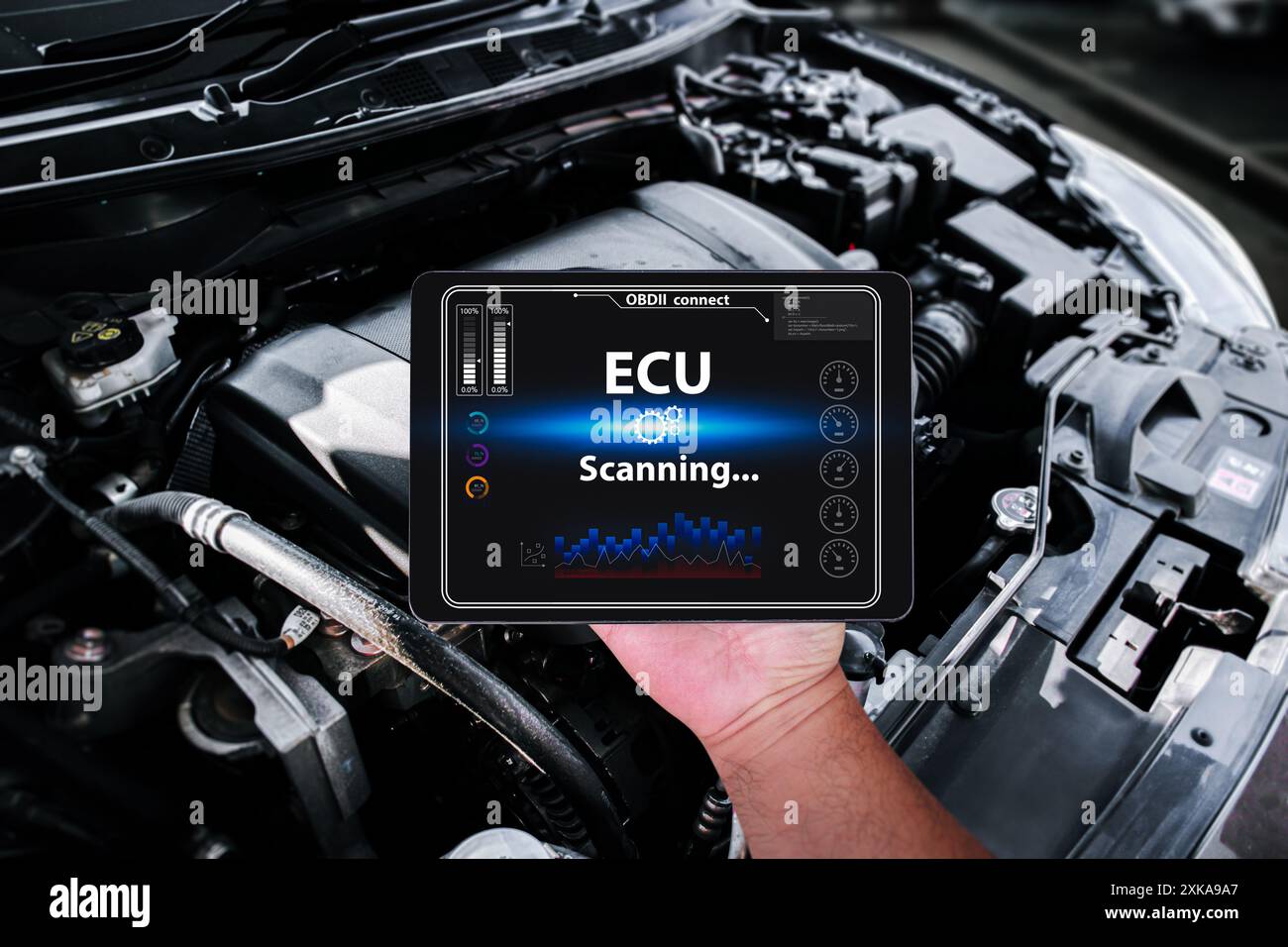 Kfz-Mechaniker prüfen ein Motorsystem eines Autos mit einem OBD2- oder OBDII-Scanner , Autoreparaturkonzept Stockfoto