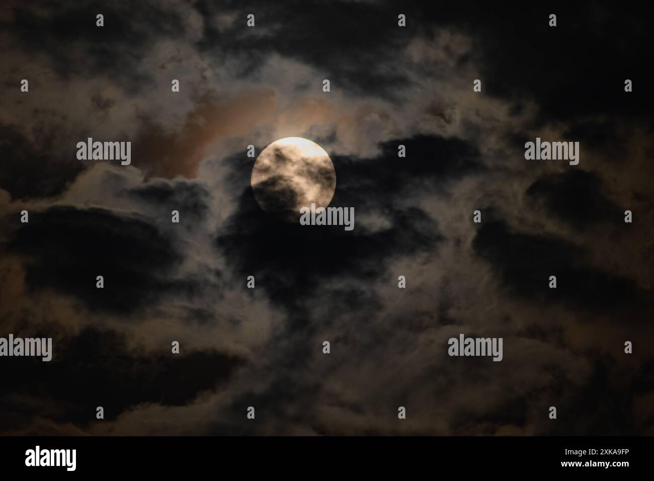 Vollmond mit dunklen, dicken Wolken Stockfoto