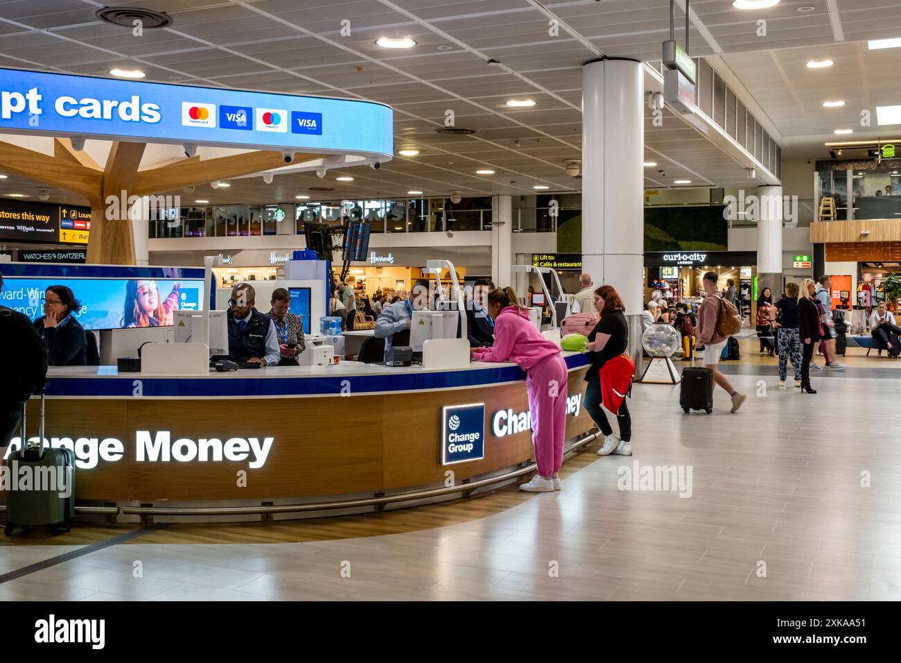 Reisende, die Fremdwährungen am London Gatwick North Terminal, Gatwick Airport, Großbritannien kaufen Stockfoto