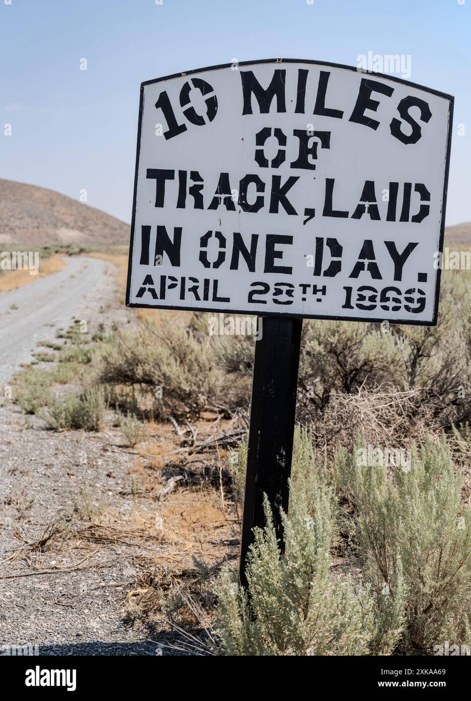 Ein Schild, das zeigt, wo an einem Tag im Jahr 1869 zehn Kilometer Schiene gelegt wurden, heute Teil des Golden Spike National Historic Park in Utah. Stockfoto