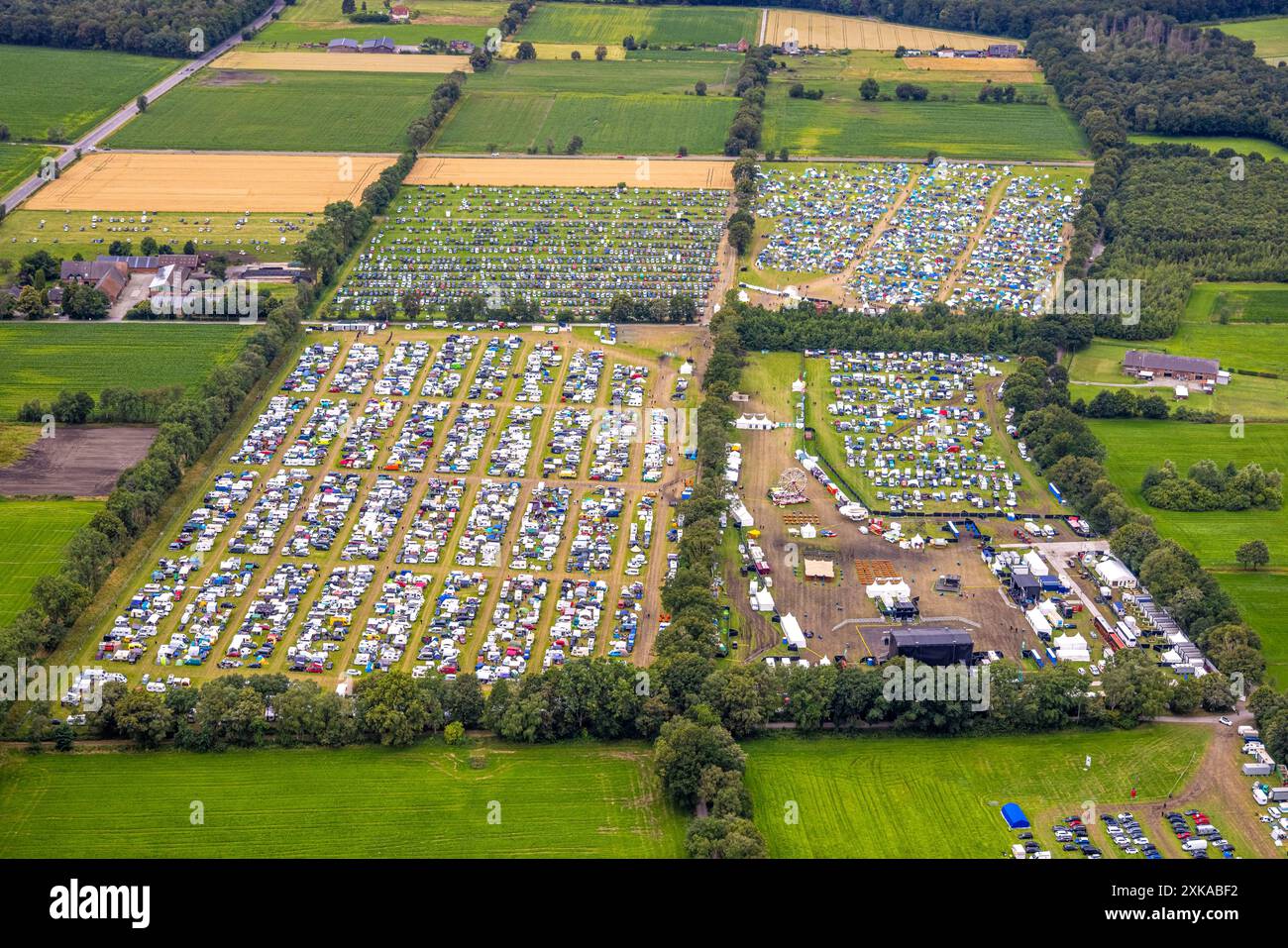 Luftbild, Ruhrpott-Rodeo 2024 Musikevent am Flugplatz Schwarze Heide, Bühne, Parkplätze und Zeltplatz, Wohnmobil Stellplatz, Kirchhellen-Nord-West, Bottrop, Ruhrgebiet, Nordrhein-Westfalen, Deutschland ACHTUNGxMINDESTHONORARx60xEURO *** Luftansicht, Ruhrpott Rodeo 2024 Musikevent am Flugplatz Schwarze Heide, Bühne, Parkplätze und Campingplatz, Stellplatz für Wohnmobile, Kirchhellen Nordwest, Bottrop, Ruhrgebiet, Nordrhein-Westfalen, Deutschland ATTENTIONxMINDESTHONORARx60xEURO Stockfoto