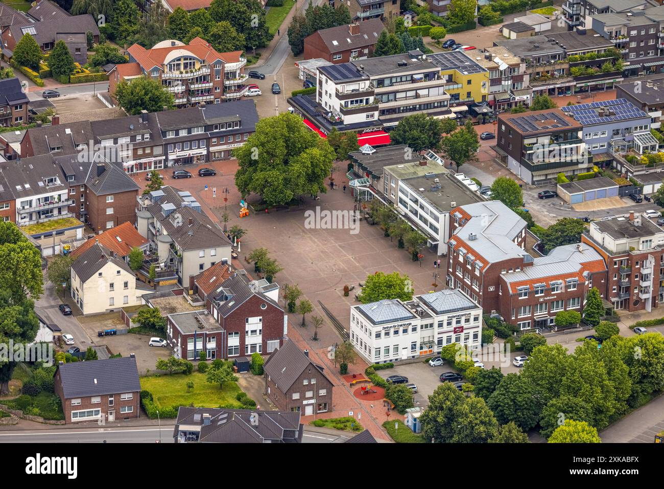 Luftbild, Stadtmitte Zentrum Johann-Breuker-Platz an der Hauptstraße, grüner Baum, Kirchhellen, Bottrop, Ruhrgebiet, Nordrhein-Westfalen, Deutschland ACHTUNGxMINDESTHONORARx60xEURO *** Luftansicht, Stadtzentrum Johann Breuker Platz an der Hauptstraße, grüner Baum, Kirchhellen, Bottrop, Ruhrgebiet, Nordrhein-Westfalen, Deutschland ATTENTIONxMINDESTHONORARx60xEURO Stockfoto