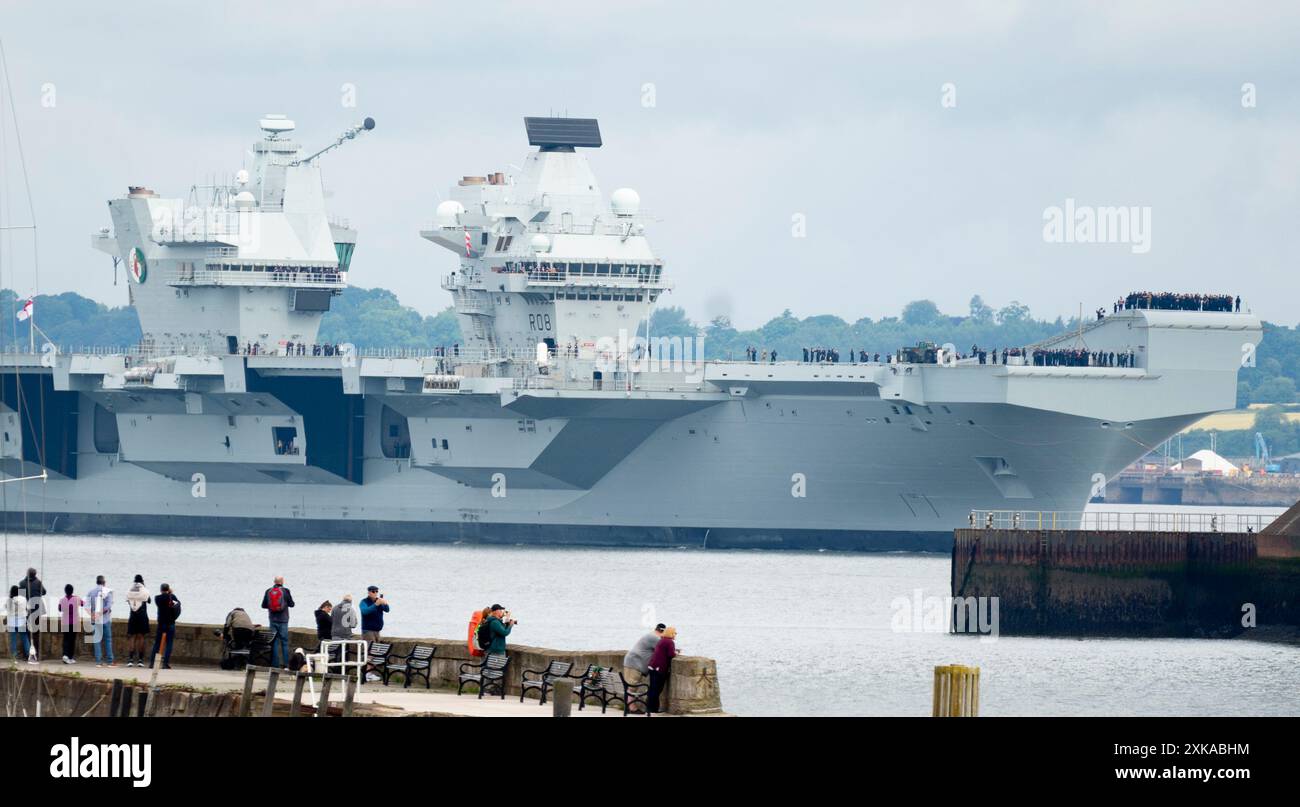 South Queensferry, Schottland, Großbritannien. Juli 2024. Die Royal Navy Flugzeugträger HMS Queen Elizabeth verlässt die Werft von Rosyth und segelt bei Ebbe unter der Forth Bridge nach Abschluss der Reparaturen. Iain Masterton/Alamy Live News Stockfoto