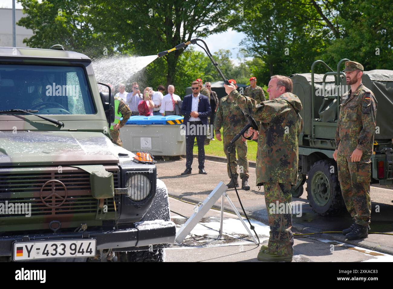 Verteidigungsminister Pistorius besucht ABC-Abwehrkommando der Bundeswehr Verteidigungsminister Boris Pistoris im wasserfesten Tarnanzug reinigt der Minister ein Fahrzeug mit Schaum bei einer praktischen Vorfuehrung mit einem Spezial ABC-Abwehrzug SepzABCAbwZg, Bruchsal, 22.07.2024 Bruchsal Baden-Württemberg Deutschland *** Verteidigungsminister Pistorius besucht das NBC-Verteidigungskommando der Bundeswehr Verteidigungsminister Boris Pistoris in einem wasserdichten Tarnanzug reinigt ein Fahrzeug mit Schaum während einer praktischen Demonstration mit einem speziellen NBC-Verteidigungszug SepzABCAbwZg, Bruchsal, 22 0 Stockfoto