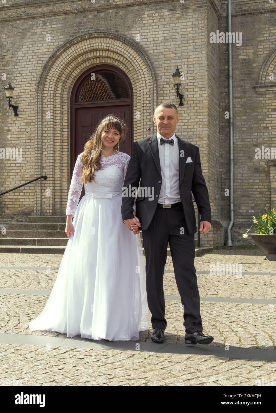 Dieser Tag ist der erste von vielen wunderbaren Tagen, die zusammen verbracht werden. Die Braut und der Bräutigam gehen zur Zeremonie. Stockfoto