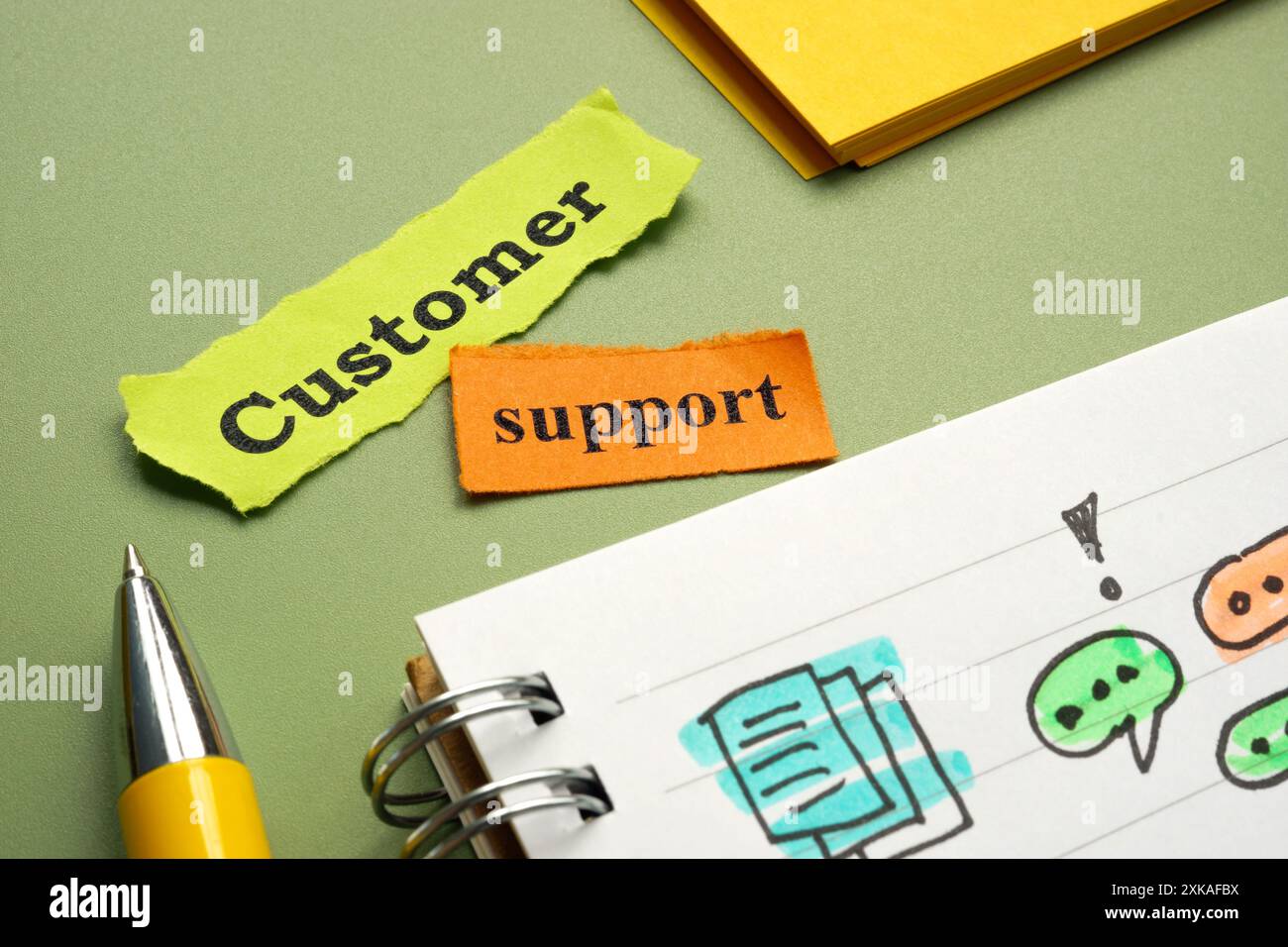Notizbuch mit handschriftlichen Notizen und Wörtern Kundensupport. Stockfoto