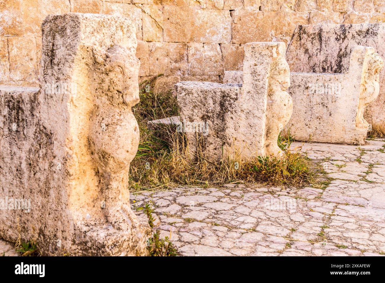 Skulptur mit Stierköpfen, die einen Fleischerstand, Macellum (Fleischmarkt), Jerash (Gerasa), die römische Stadt Jordanien, identifizieren Stockfoto