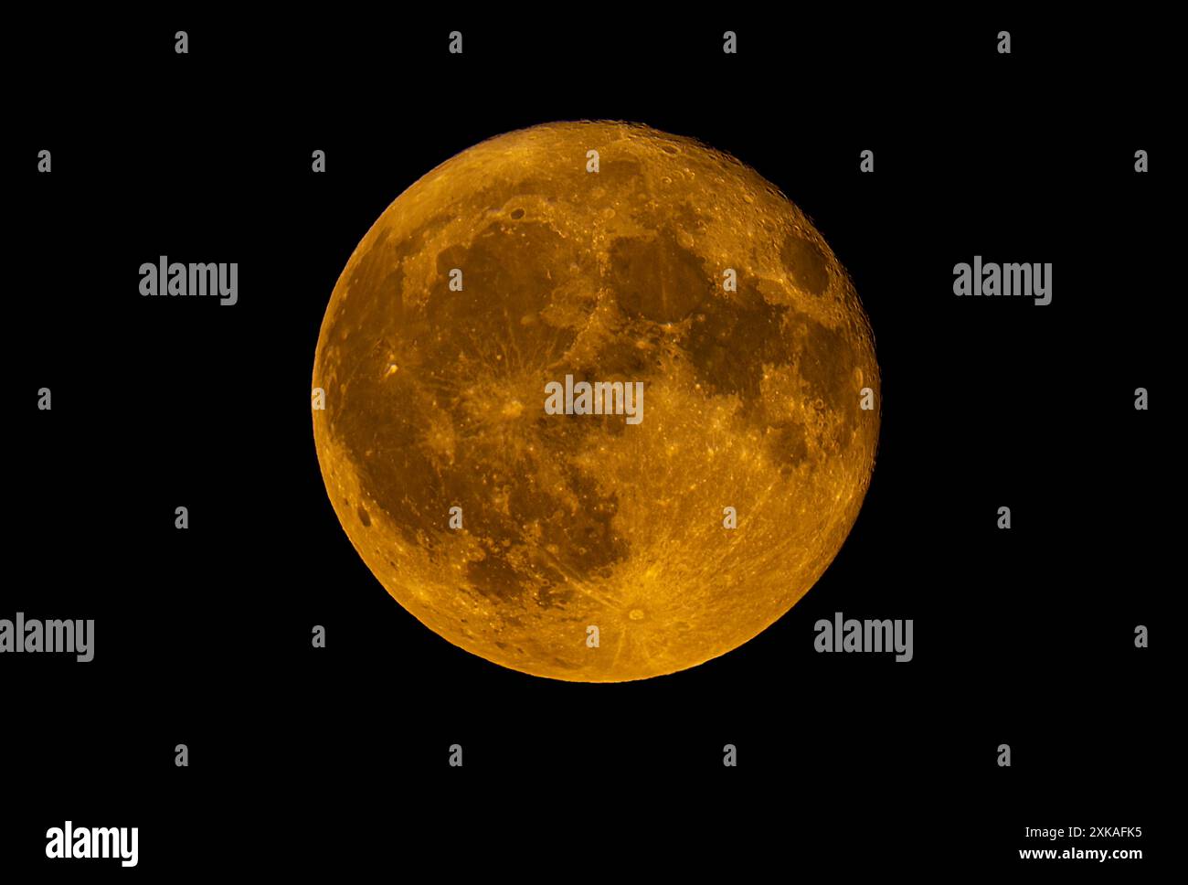Voller Mond, der über Ottawa, Ontario, Kanada, 21. Juli 2024 vor schwarzem Hintergrund aufsteigt. Stockfoto