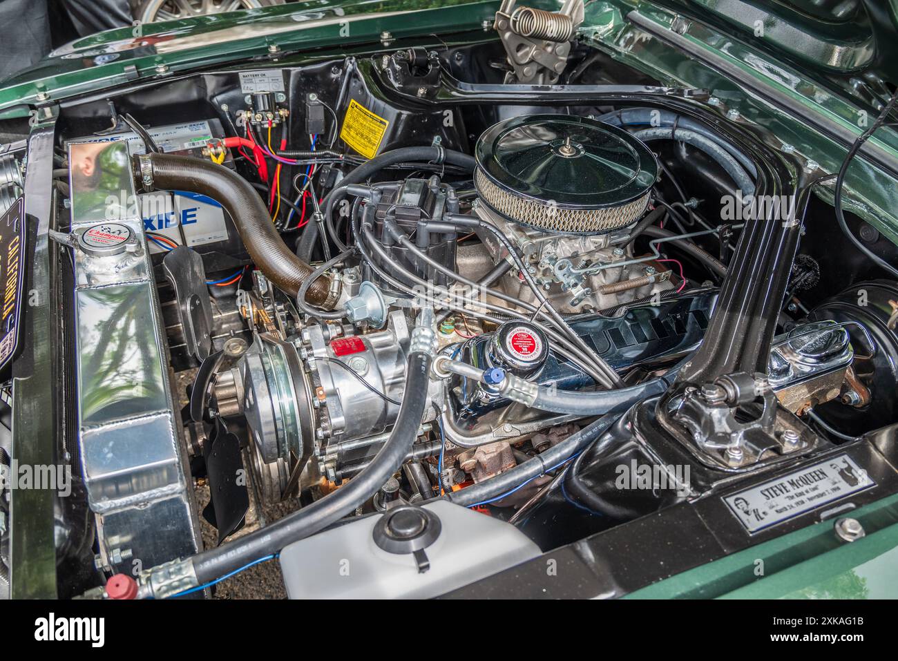 Der Motorraum eines Ford Mustang Oldtimer-Showcars, wie er Steve McQueen im Film Bullit verwendet hat. Stockfoto