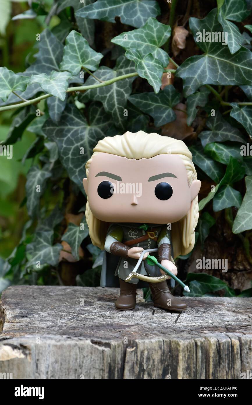 Funko Pop Actionfigur von Elf Legolas aus dem Fantasy-Film der Herr der Ringe. Krieger, der Bogen und Pfeil hält. Geheimnisvoller Wald, Efeublätter. Stockfoto