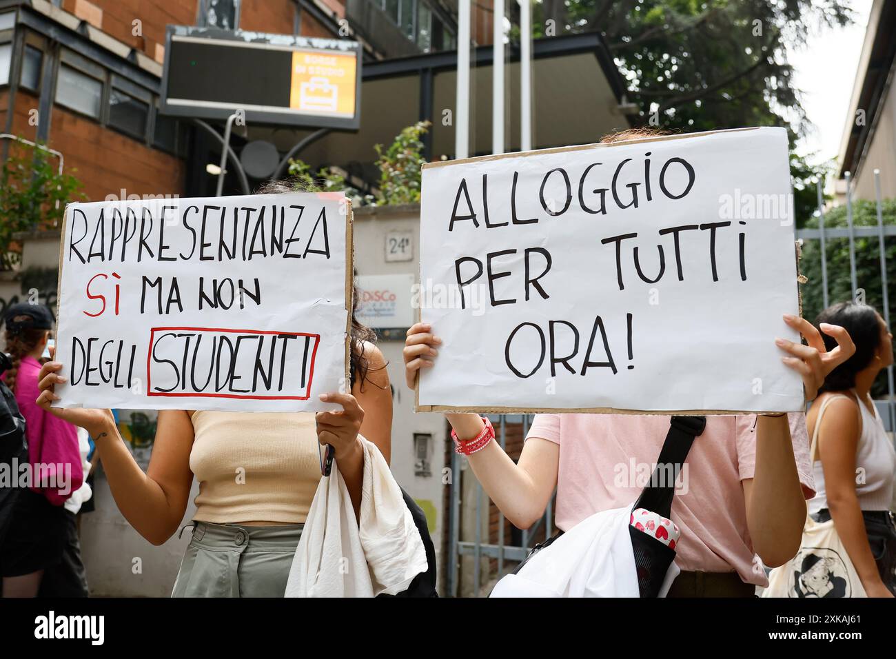 Roma, Italien. Juli 2024. Sit-in degli studenti universitari davanti alla sede di DISCO Lazio per protestare contro i due mesi di chiusura della Casa dello Studente dal 31 luglio al 30 settembre. &#x2014; Luned&#xec; 22 luglio 2024 - Cronaca - (Foto di Cecilia Fabiano/LaPresse) Sit-in von Universitätsstudenten vor dem DISCO Lazio-Hauptquartier, um gegen die zweimonatige Schließung des Studentenhauses vom 31. Juli bis 30. September zu protestieren. Rom, Italien - Donnerstag, Montag, 22. Juli 2024 - Nachrichten - (Foto: Cecilia Fabiano/LaPresse) Credit: LaPresse/Alamy Live News Stockfoto