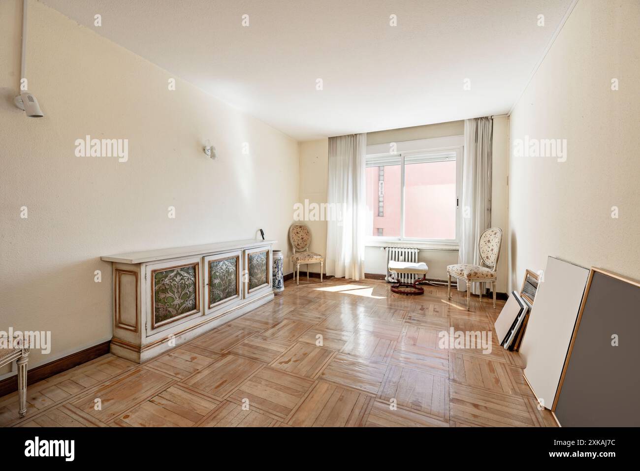 Samtsofa, klassische Wingback-Stühle, ein geschnitzter hölzerner Couchtisch Stockfoto