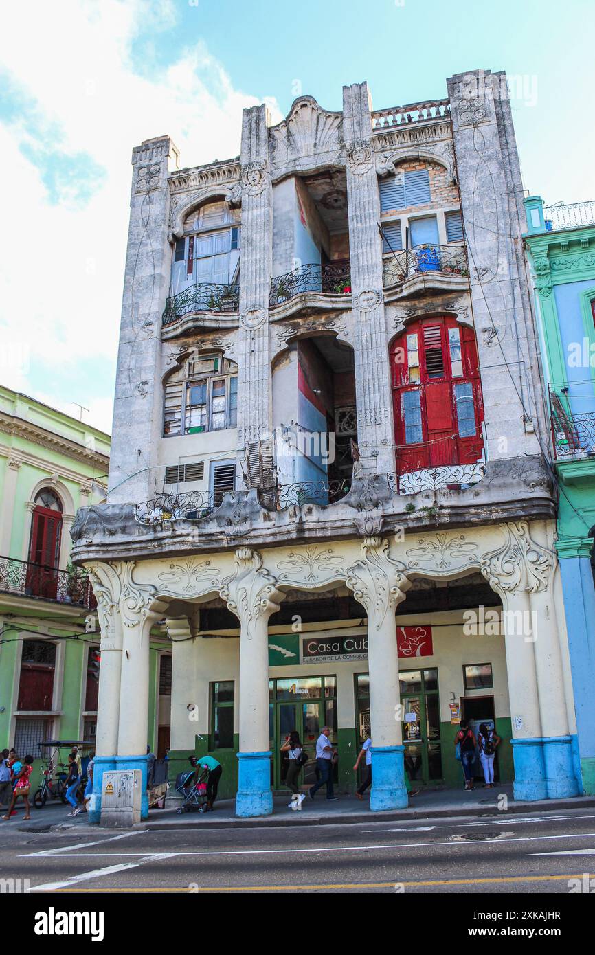 Kubanische Architektur: Wunderschönes Gebäude im alten spanischen Kolonialstil in Havanna Stockfoto