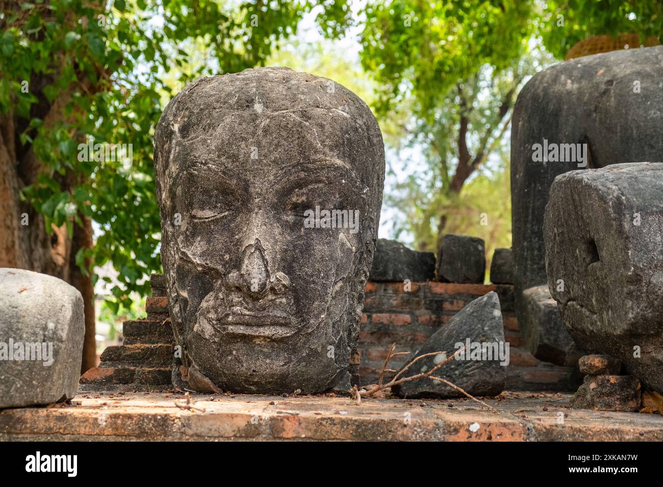 Buddha geht in den alten Tempel des Wat Ratchaburana im historischen Ayutthaya Park, Thailand, Asien. Historische buddhistische gebrochene Skulptur über archäologische Stockfoto