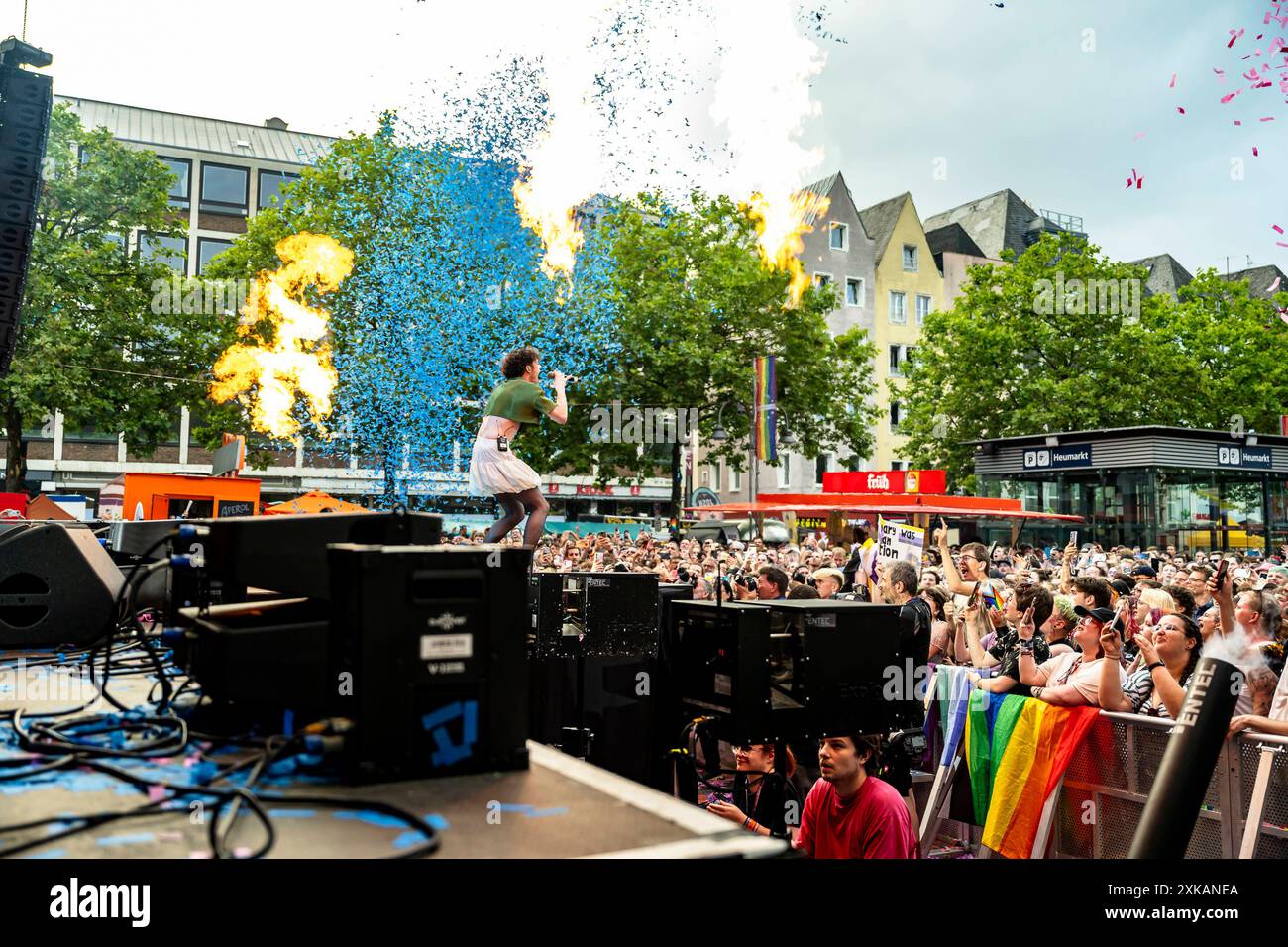 Nemo Sänger, ESC-Star Nemo begeistert die Menge auf dem Heumarkt während des ColognePride 2024 mit zwei mitreißenden Liedern, Köln, Heumarkt, 21.07. *** Nemo-Sänger , ESC-Star Nemo begeistert das Publikum auf der ColognePride 2024 mit zwei mitreißenden Liedern, Köln, Heumarkt, 21 07 Stockfoto