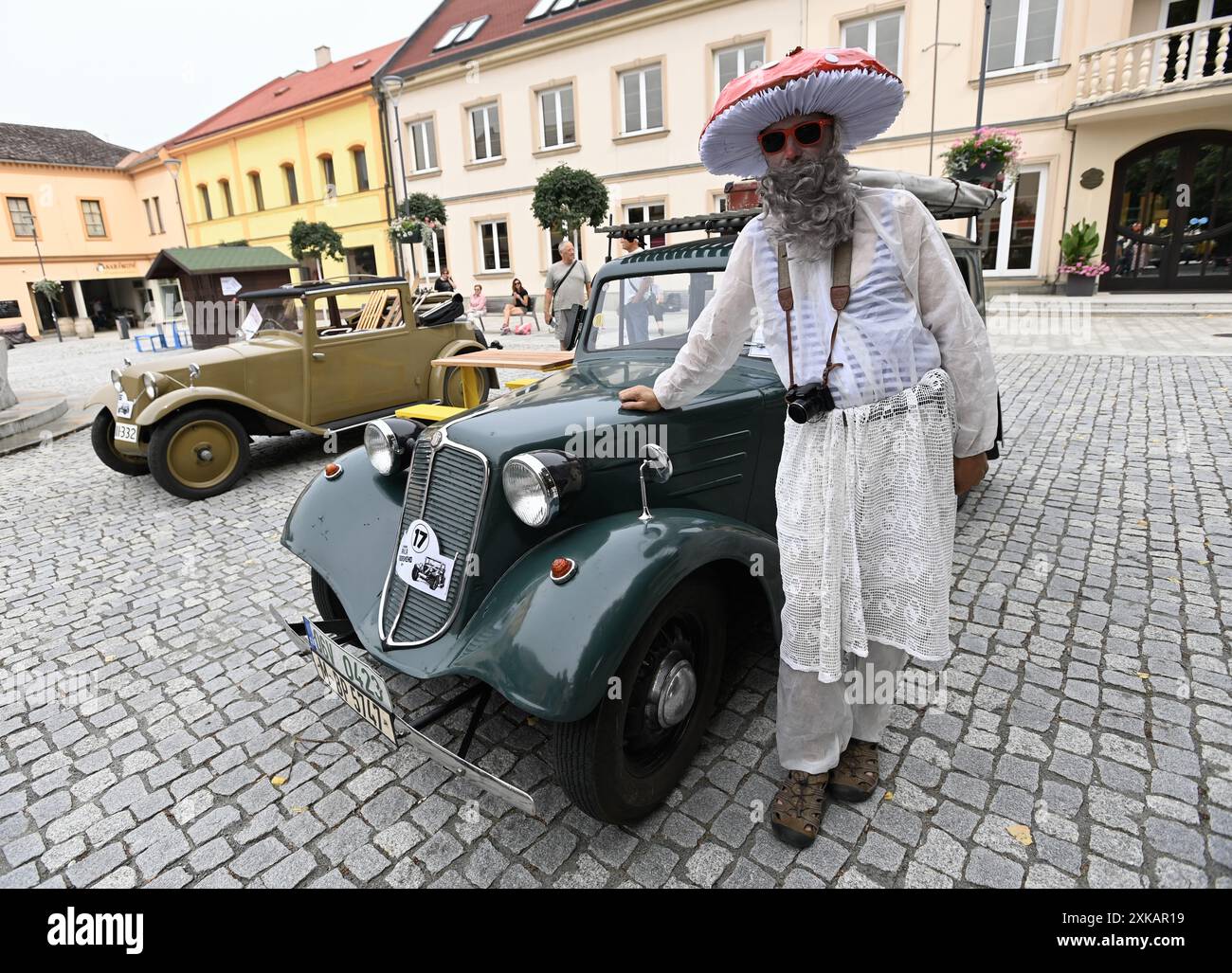 Bystrice Pod Hostynem, Tschechische Republik. Juli 2024. Ausstellung historischer Fahrzeuge am Masaryk-Platz in Bystrice Pod Hostynem, Region Kromeriz, Tschechische Republik, 20. Juli 2024. Abgebildetes Auto Tatra. Quelle: Dalibor Gluck/CTK Photo/Alamy Live News Stockfoto