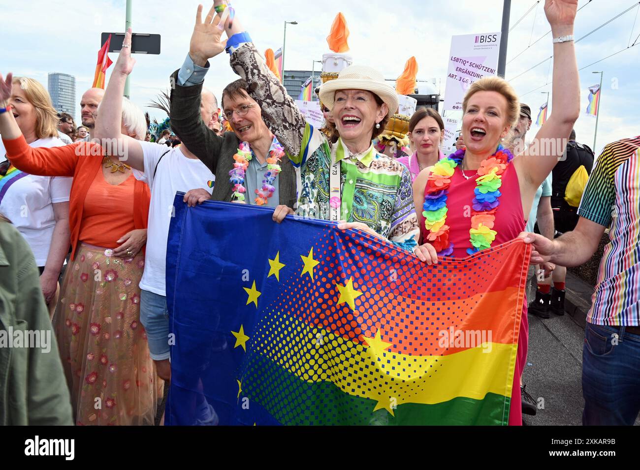 Gesundheitsminister Karl Lauterbach, l-r, Oberbürgermeisterin Henriette Reker und NRW Ministerin Ina BrandesTeilnehmer des Christopher Street Day CSD in Köln. An der Parade mit dem diesjährigen Motto für Menschenrechte viel. Gemeinsam. Stark nahmen über 200 Gruppen von Lesben und Schwulen Teil. Sie demonstrierten für mehr gesellschaftliche Akzeptanz und die rechtliche Gleichstellung von Schwulen, Lesben, Transgender und Bisexueller. *** Gesundheitsminister Karl Lauterbach, l r, Bürgermeisterin Henriette Reker und NRW-Ministerin Ina BrandesTeilnehmer am Christopher Street Day CSD in Köln mehr als Stockfoto