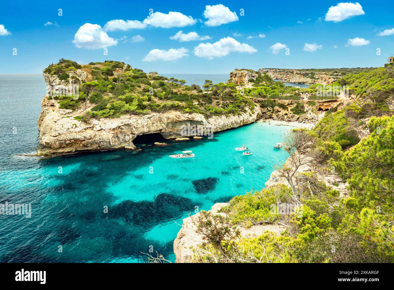 Mediterrane Badebucht mit smaragdklarem Wasser Stockfoto