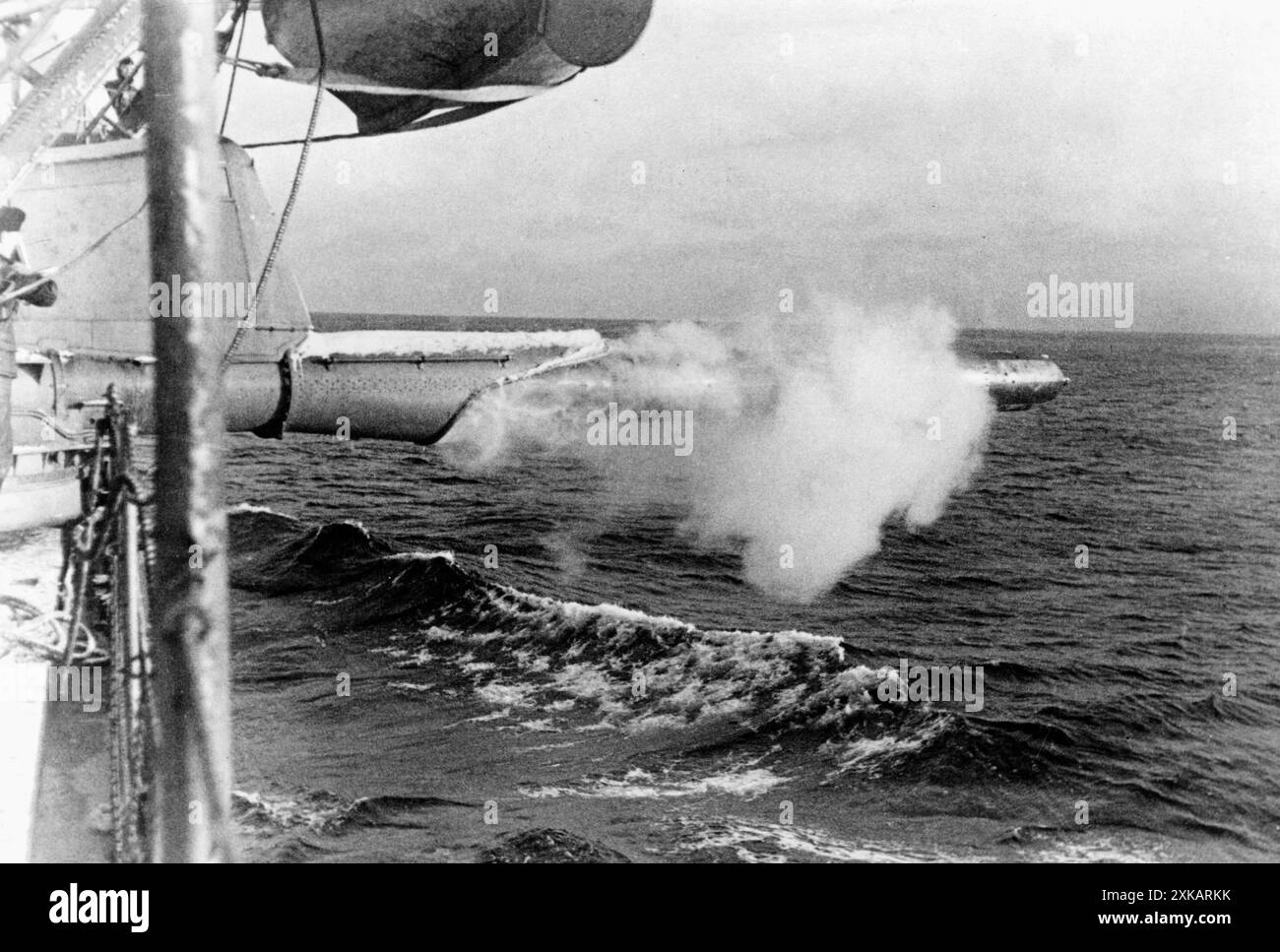 Ein deutsches Kriegsschiff feuert einen Torpedo ab. [Automatisierte Übersetzung] Stockfoto