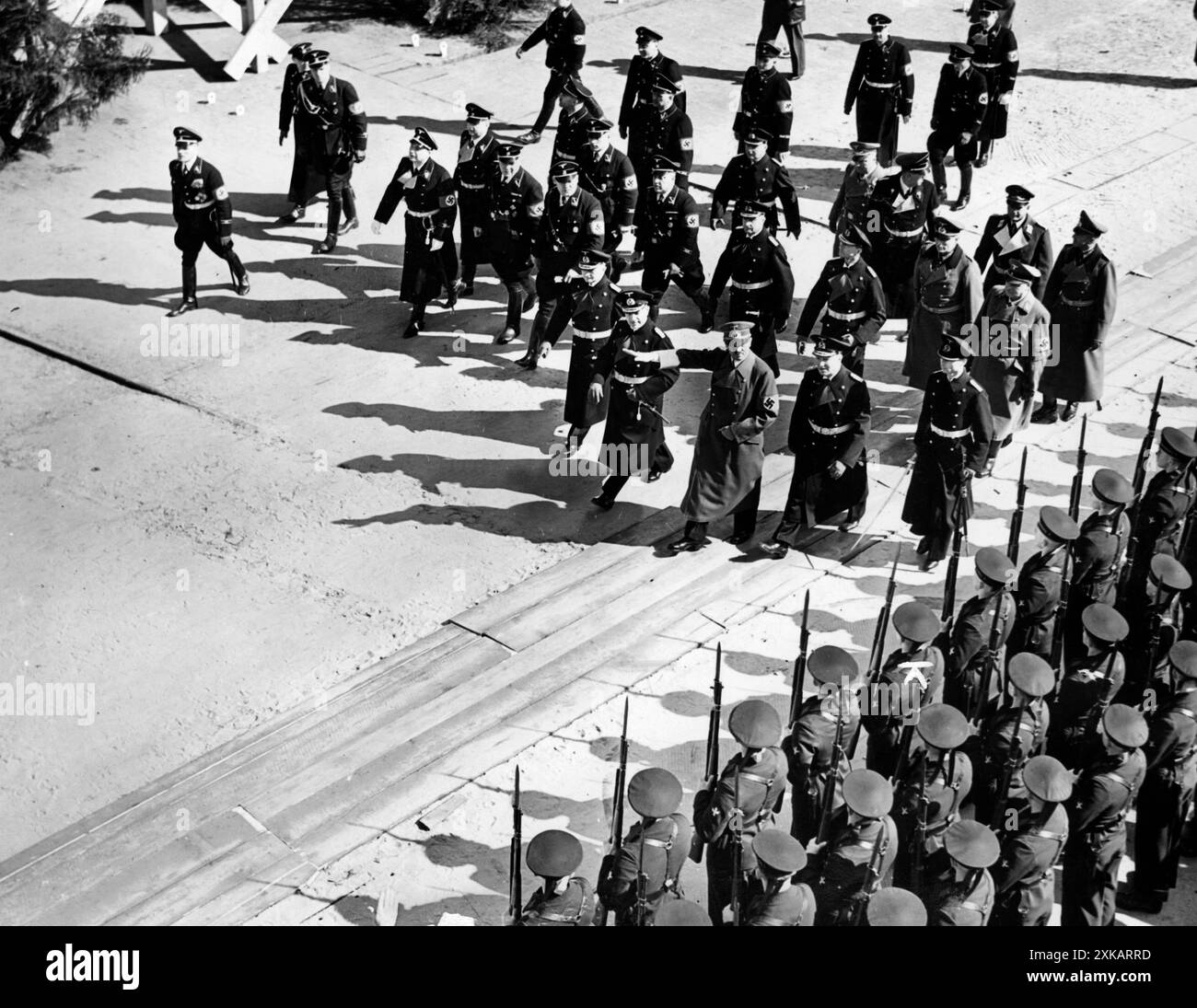 Das deutsche Schlachtschiff Tirpitz: Start in der Kriegsmarinewerft in Wilhelmshaven. Adolf Hitler tritt mit Erich Raeder an der Front der Marineehrenkompanie entlang. [Automatisierte Übersetzung]“ Stockfoto