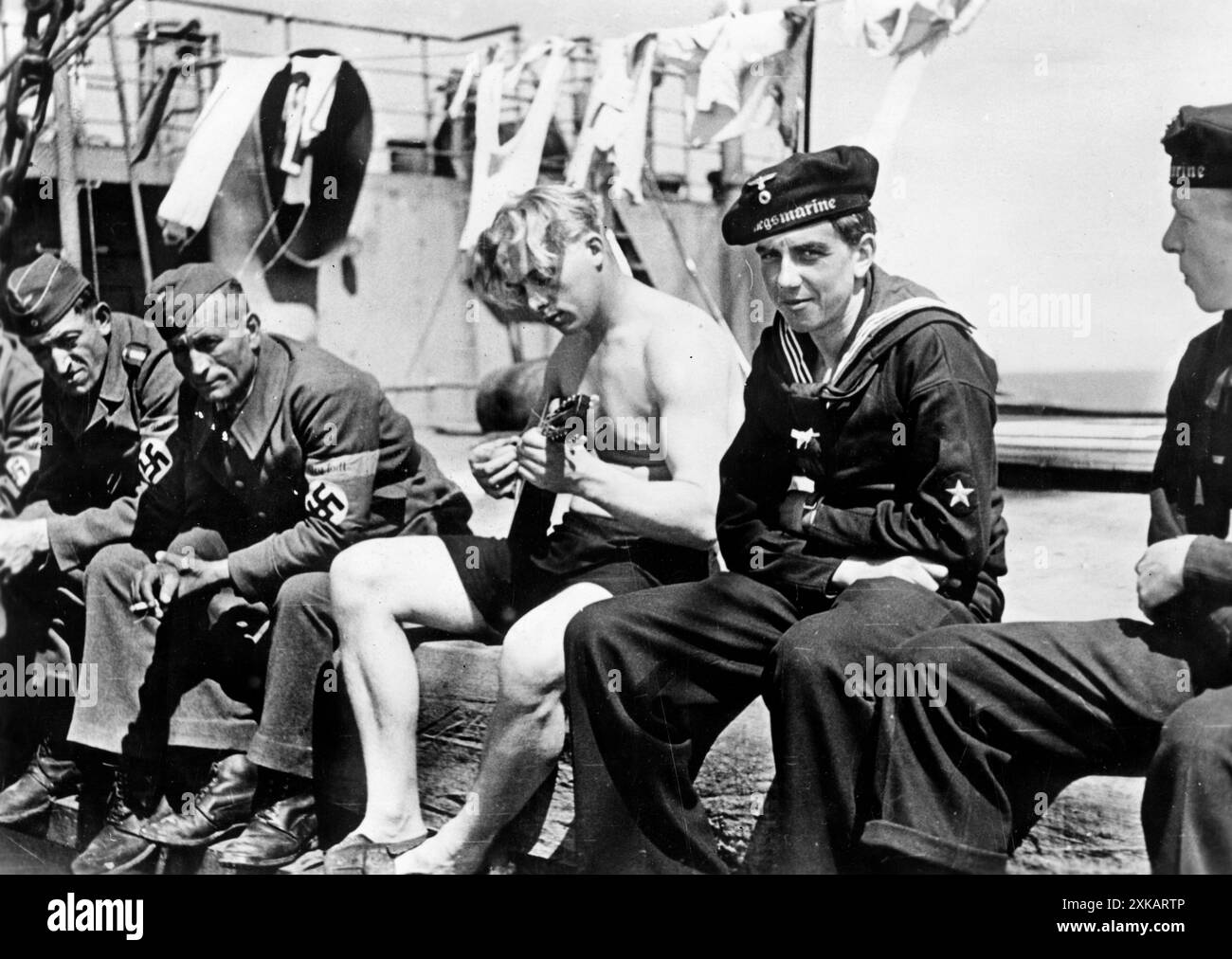 Mitglieder der Organisation Todt (links) und Seeleute an Bord eines Transports von Norwegen nach Deutschland. Foto: Beckert [automatisierte Übersetzung] Stockfoto