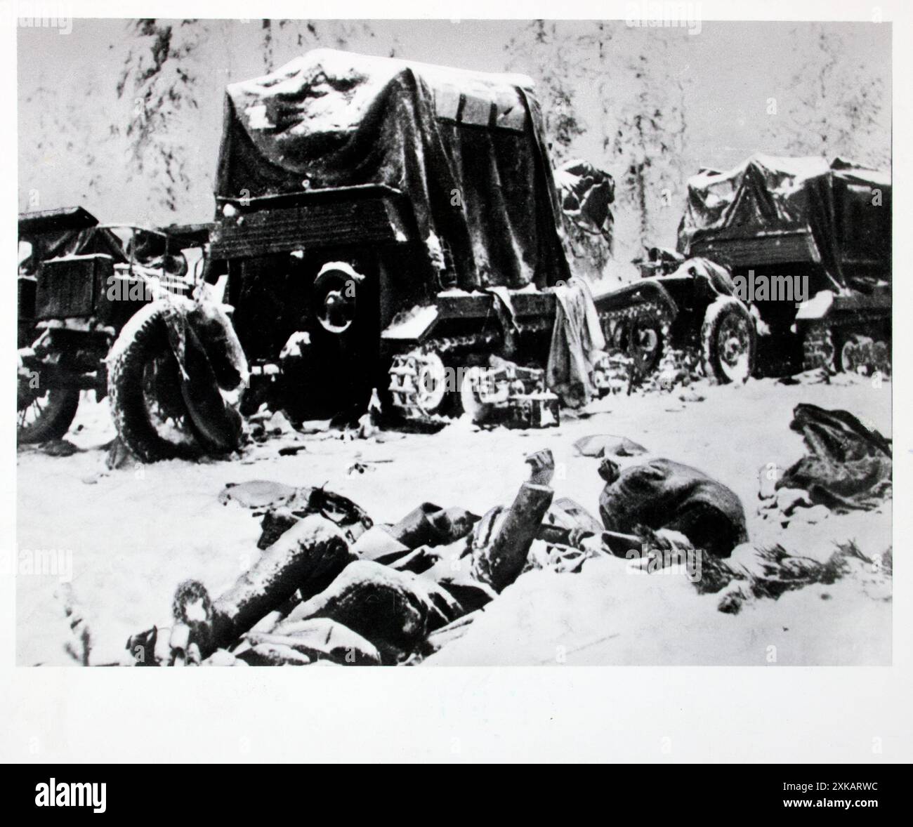 Die russische Artilleriekolonne wurde zerstört. [Automatisierte Übersetzung] Stockfoto