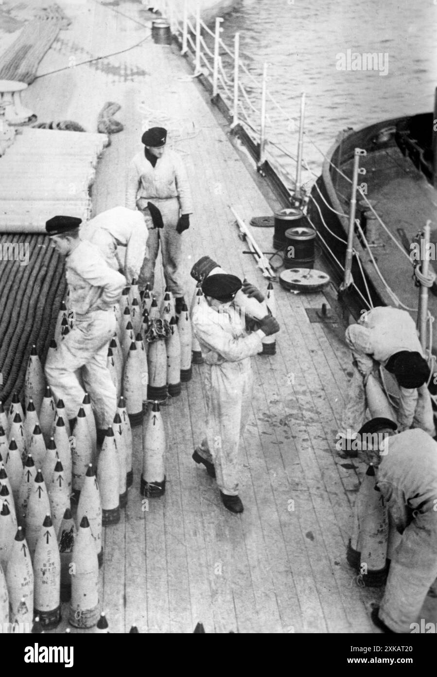Seeleute bringen Munition an Bord eines deutschen Kriegsschiffs, bevor es in See geht. Foto: Guardian. [Automatisierte Übersetzung] Stockfoto