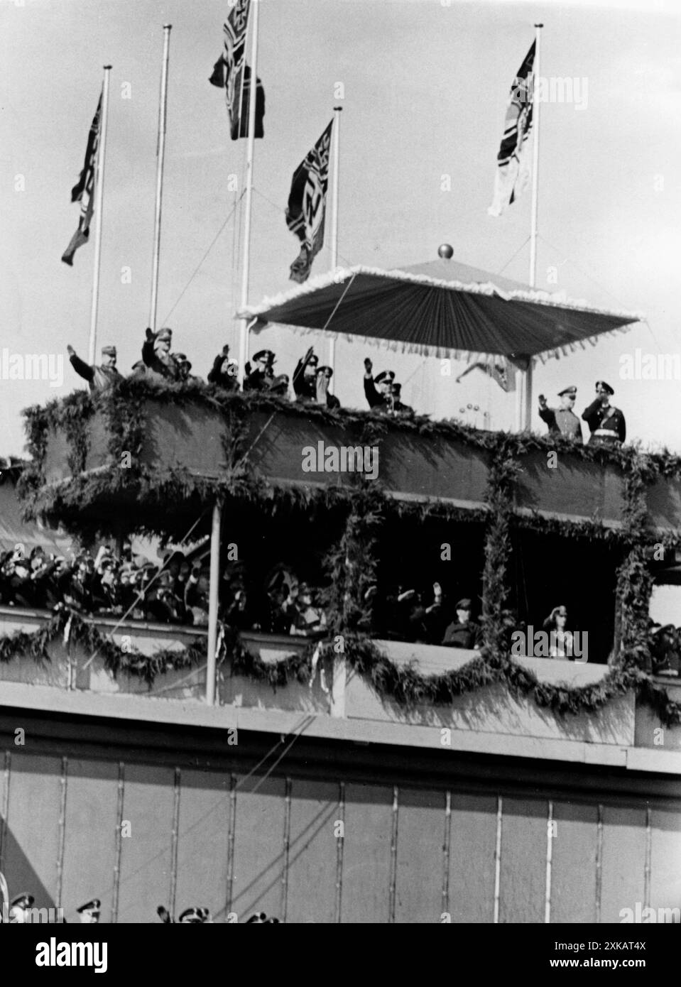 Das deutsche Schlachtschiff Tirpitz: Start in der Kriegsmarinewerft in Wilhelmshaven. Blick auf die Taufkanzel. Neben Adolf Hitler befindet sich die Tochter von Großadmiral Tirpitz, Ilsa von Hassel. [Automatisierte Übersetzung]“ Stockfoto