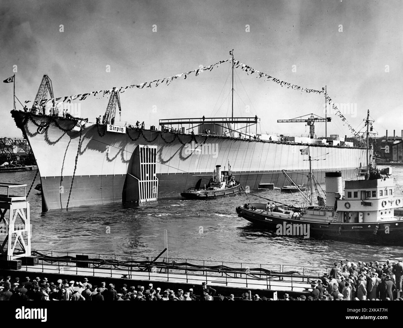 Das deutsche Schlachtschiff Tirpitz: Start in der Kriegsmarinewerft in Wilhelmshaven. [Automatisierte Übersetzung]“ Stockfoto