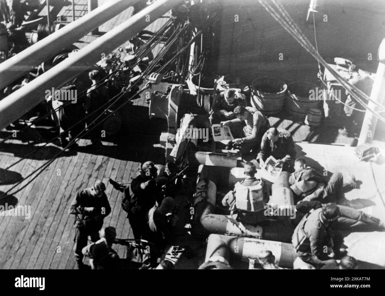 Soldaten vertreiben die Zeit auf einem Schiff. Sie haben Schwimmwesten gemäß den Vorschriften angezogen. Foto: Piechowiak [automatisierte Übersetzung] Stockfoto