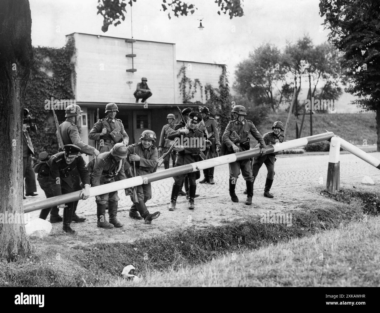 Staatspolizisten und Wehrmachtssoldaten reißen die Barriere auf der Autobahn Sopot-Gdynia bei Danzig ab. [Automatisierte Übersetzung] Stockfoto