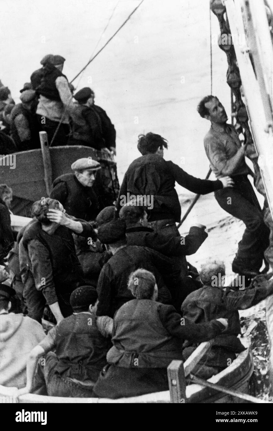 Seeleute von versunkenen Schiffen an Bord des Schlachtschiffs Gneisenau. [Automatisierte Übersetzung] Stockfoto