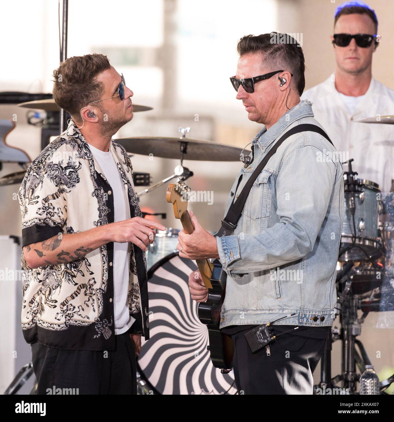 Ryan Tedder, Zach Filkins, Eddie Fisher, OneRepublic auf der Bühne für die NBC Today Show Concert Series mit OneRepublic, Rockefeller Plaza, New York, NY, 19. Juli, 2024. Foto: Simon Lindenblatt/Everett Collection Stockfoto