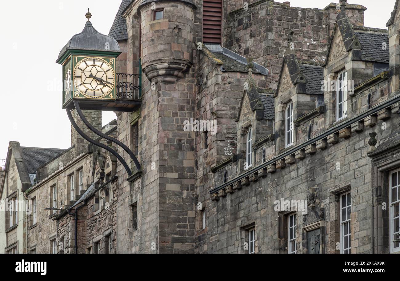 Edinburgh, Schottland - 17. Januar 2024 - der Uhrenturm des berühmten Canongate Tolbooth (die Tolbooth Tavern) ist ein historisches Wahrzeichen auf der Royal Mile im Ol Stockfoto