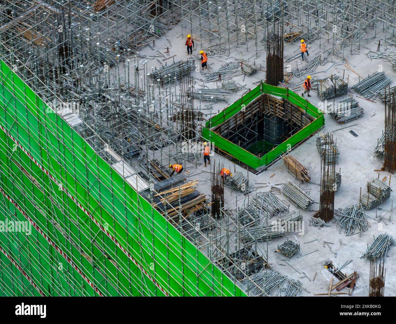 HUAI'AN, CHINA - 22. JULI 2024 - Arbeiter arbeiten auf der Baustelle eines im Bau befindlichen Immobilienprojekts in Q mit hohen Temperaturen Stockfoto