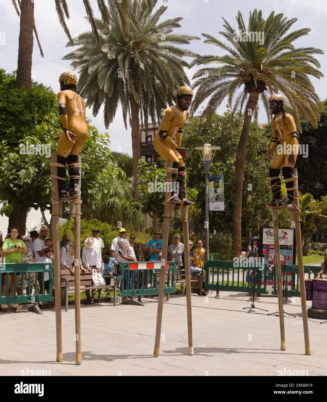 Las Palmas de Gran Canaria, Spanien - 20. Juli 2024: Stelzenausgleich Afuma aus Togo gibt eine Aufführung im Parque Doramas Public Park Stockfoto