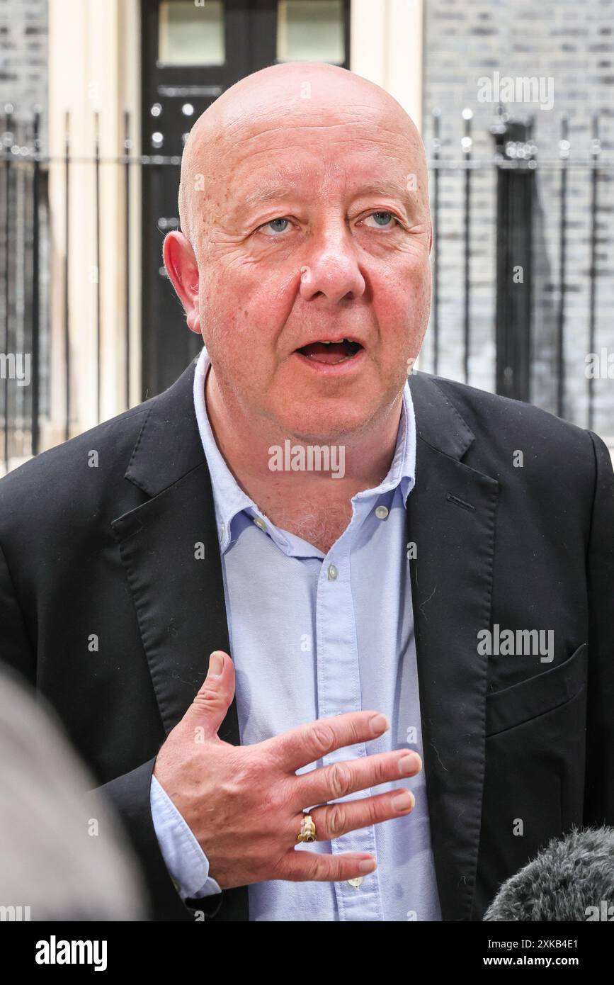 London, 22. Juli 2024. Steve Darling, Abgeordneter, der blind registriert ist, unterstützt die Petition. Die National Federation of the Blind of the UK (NFBUK) reichte eine Petition in der Downing Street 10 ein, in der sie eine vorübergehende Stopp aller geplanten schwimmenden Bushaltestellen in neuen Radwegen im ganzen Vereinigten Königreich fordert, da diese ein erhebliches Sicherheitsrisiko für Blinde und andere darstellen. Die Petition wird von Sarah Gayton (mit blauen Haaren) organisiert, unterstützt von dem Präsidenten der European Blind Dog Association, David Adams mit Hund Jimbo und Libdem-Abgeordneter Steve Darling mit Führungshund Jennie, Sarah Leadbetter mit Nellie und anderen. Stockfoto