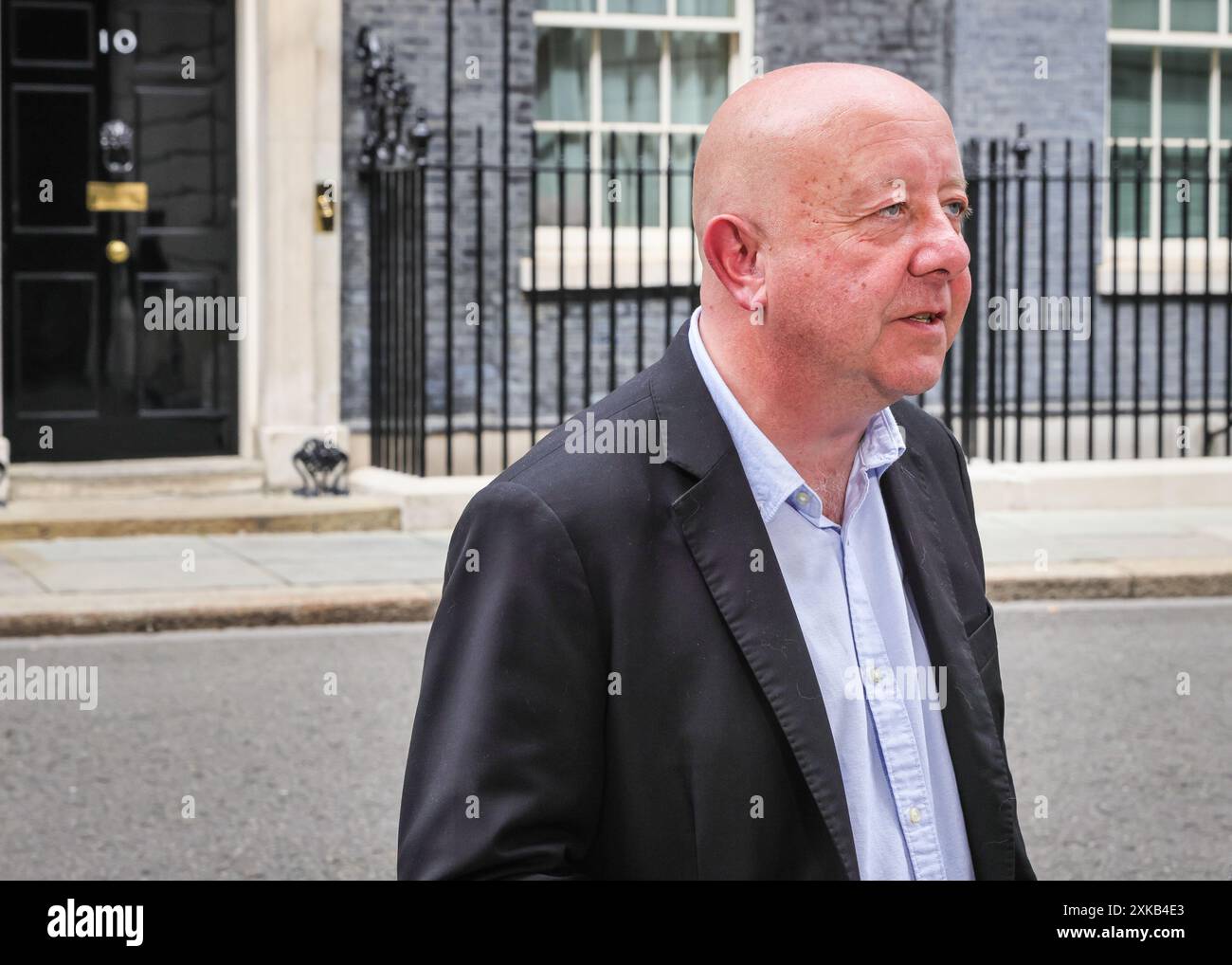 London, 22. Juli 2024. Steve Darling, Abgeordneter, der blind registriert ist, unterstützt die Petition. Die National Federation of the Blind of the UK (NFBUK) reichte eine Petition in der Downing Street 10 ein, in der sie eine vorübergehende Stopp aller geplanten schwimmenden Bushaltestellen in neuen Radwegen im ganzen Vereinigten Königreich fordert, da diese ein erhebliches Sicherheitsrisiko für Blinde und andere darstellen. Die Petition wird von Sarah Gayton (mit blauen Haaren) organisiert, unterstützt von dem Präsidenten der European Blind Dog Association, David Adams mit Hund Jimbo und Libdem-Abgeordneter Steve Darling mit Führungshund Jennie, Sarah Leadbetter mit Nellie und anderen. Stockfoto