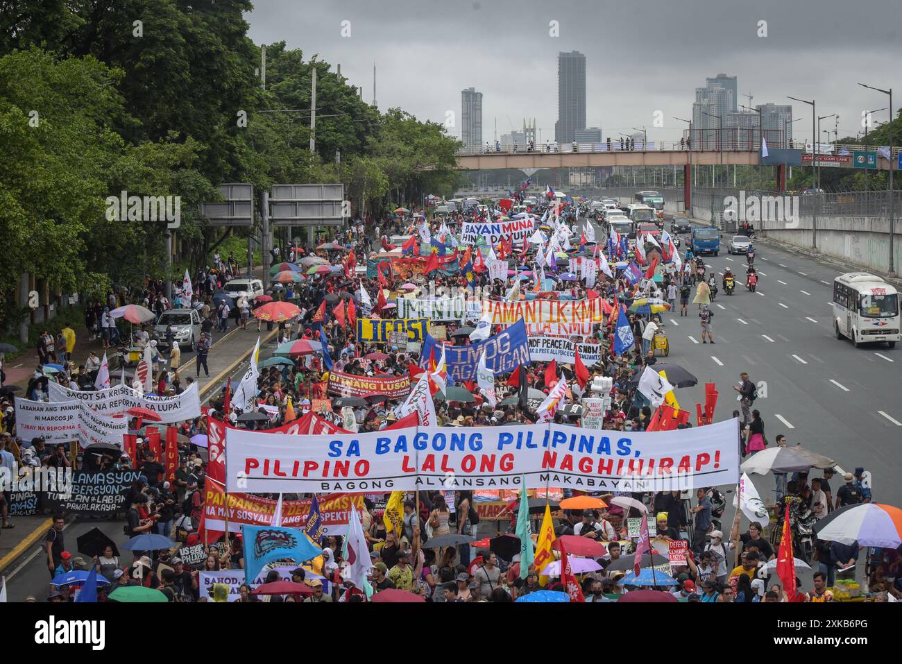 Quezon City, Philippinen. 22. Juli 2024, Quezon City, National Capital Region, Philippinen: Rallyist hielt einen Protest in den Straßen von Quezon City, Philippinen, 22. Juli 2024. Demonstranten und Menschenrechtsaktivisten versammeln sich auf den Straßen, um ihre Ansichten und Kritik an Präsident Ferdinand Marcos Jr.'s Third Station of the Nation Address zu diskutieren. Der Präsident plante, eine Vielzahl von Themen zu erörtern, darunter Preiserhöhungen, Arbeitslosigkeit und höchstwahrscheinlich die aktuelle Lage in der westlichen Philippinischen See. Quelle: ZUMA Press, Inc./Alamy Live News Stockfoto