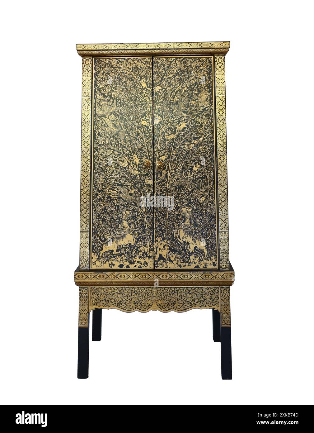 Alter Holzschrank mit goldenem Muster, traditioneller Stil Thailands isoliert auf weißem Hintergrund und mit Schnittpfaden. Stockfoto