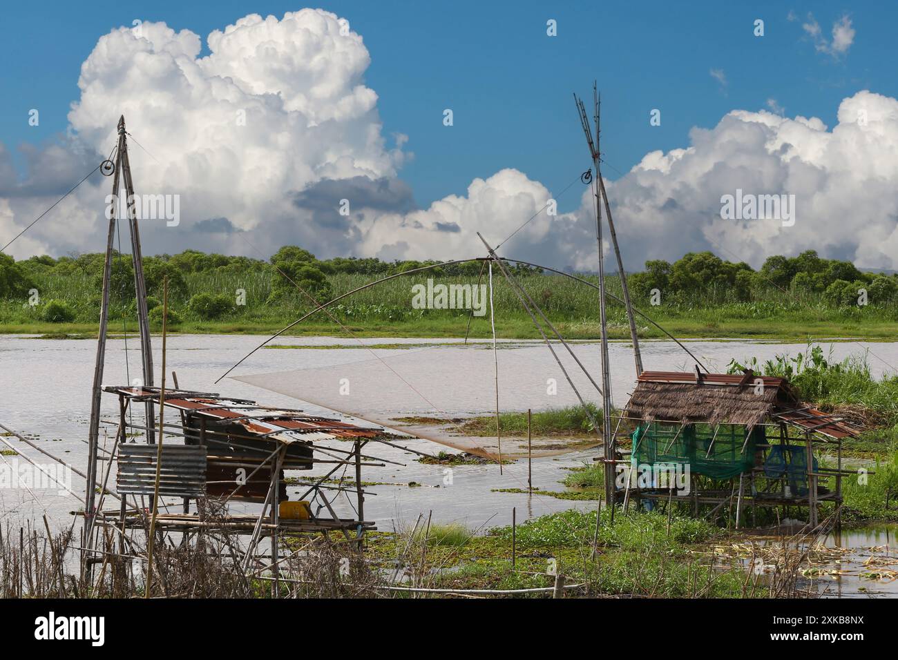 Lokale Fischerhütten und Netze für den Fischfang in Nong Han, Provinz Udon Thani, Thailand. Stockfoto