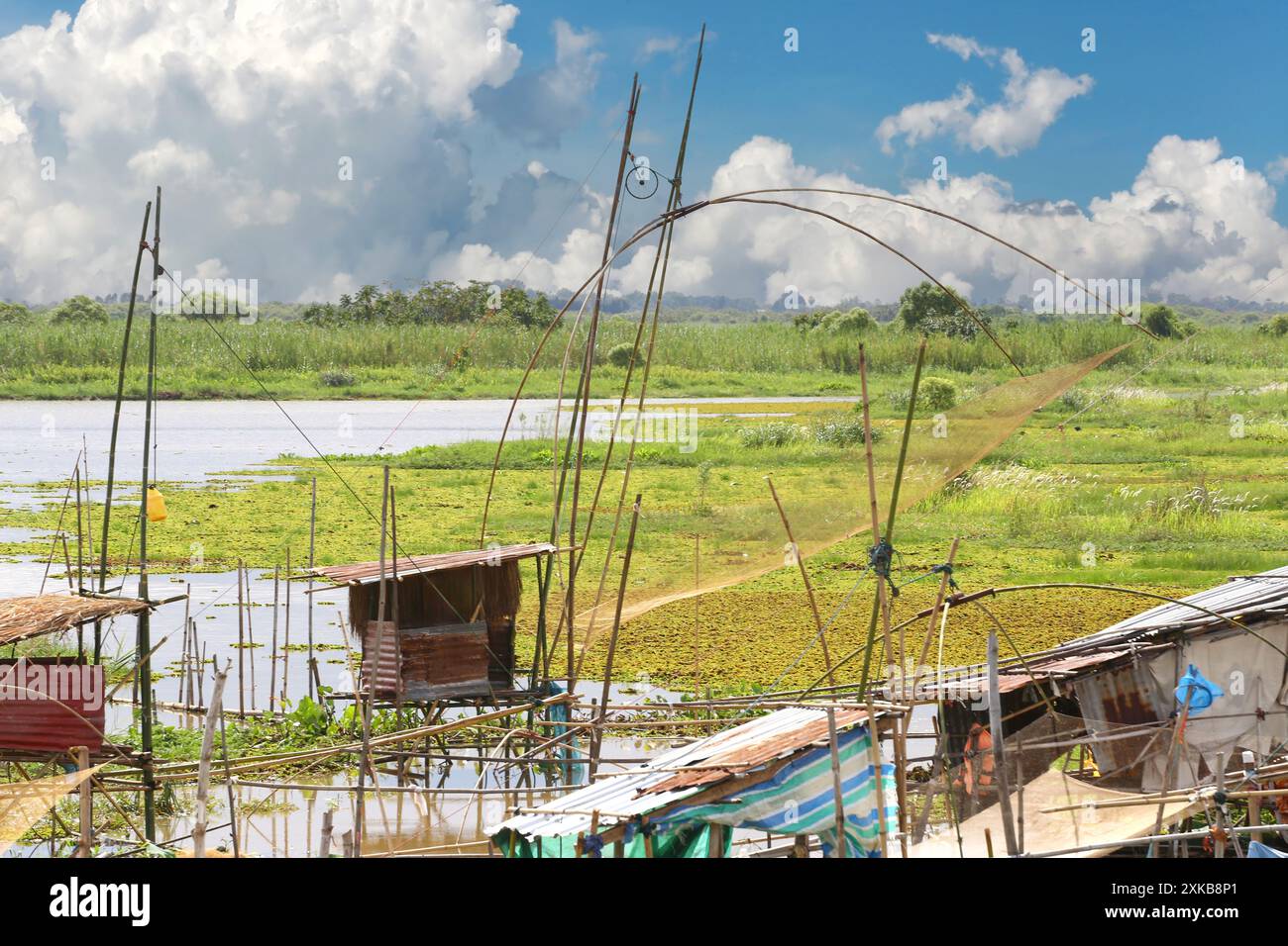 Lokale Fischerhütten und Netze für den Fischfang in Nong Han, Provinz Udon Thani, Thailand. Stockfoto