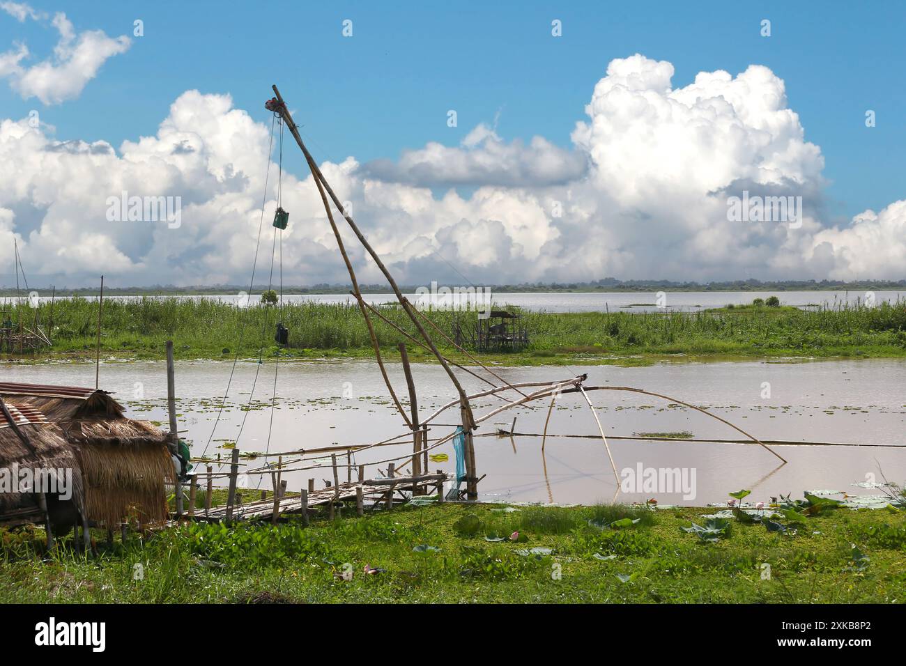 Lokale Fischerhütten und Netze für den Fischfang in Nong Han, Provinz Udon Thani, Thailand. Stockfoto