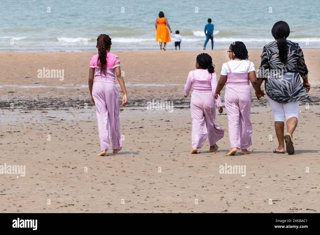 Eine schwarze Familie genießt den Hauptstrand von Margate Kent UK Stockfoto