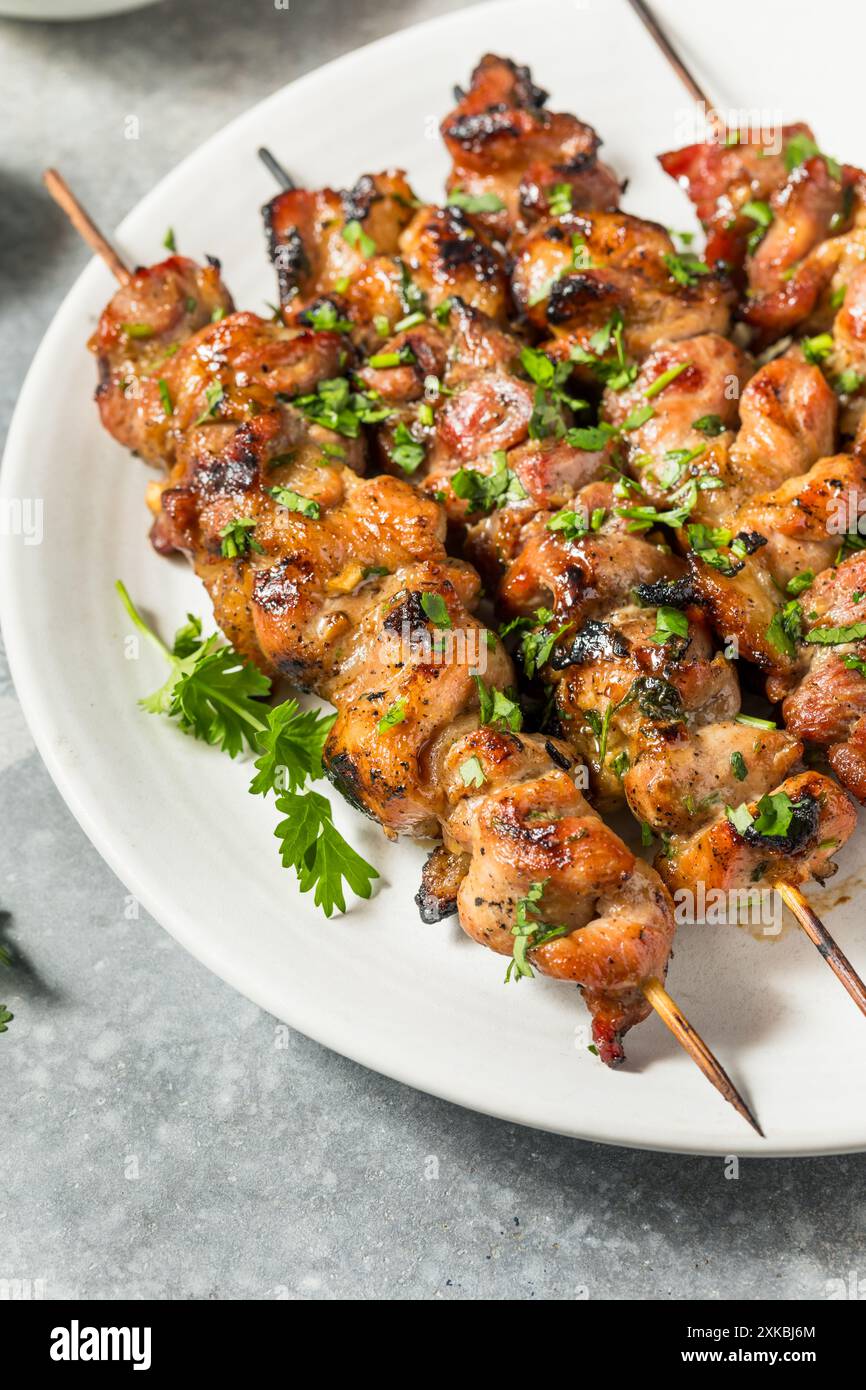 Hausgemachte thailändische Schweinsspieße mit Limette und Koriander Stockfoto
