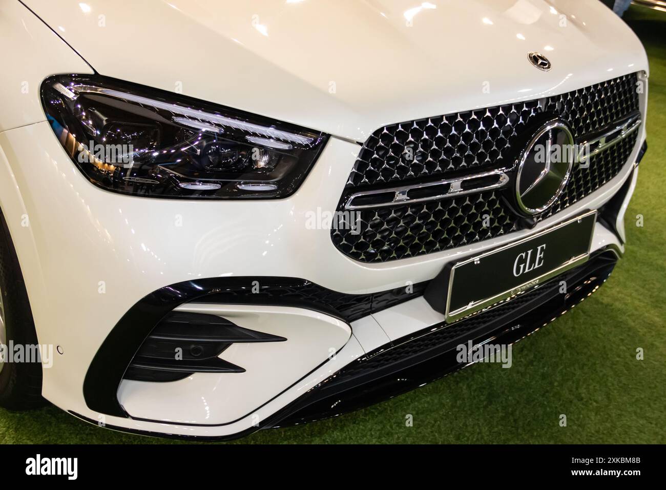 Vorderansicht der Mercedes-Benz C-Klasse Limousine mit Luxus, Präzision und elegantem Design Stockfoto