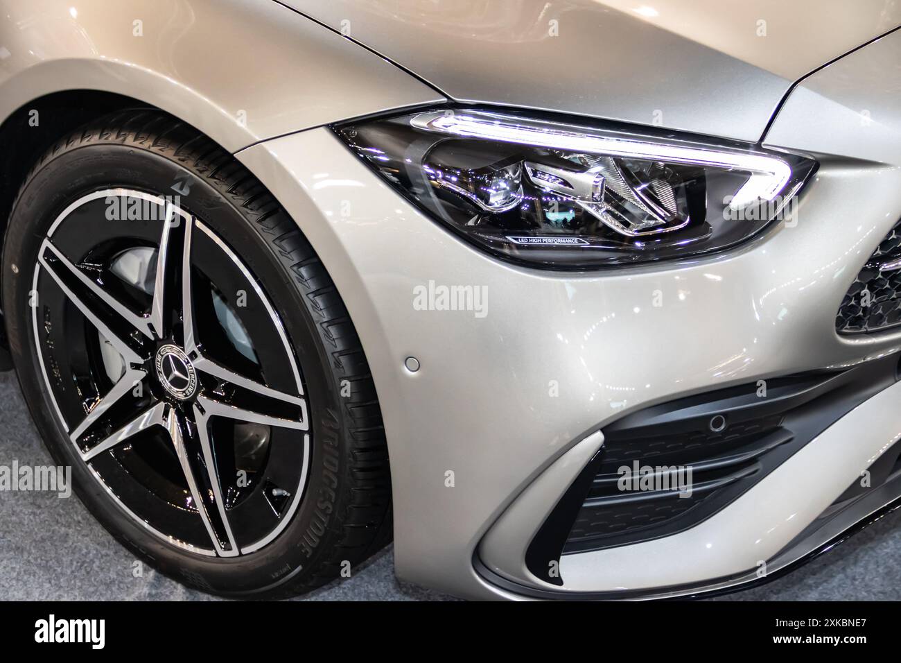 Vorderansicht der Mercedes-Benz C-Klasse Limousine mit Luxus, Präzision und elegantem Design Stockfoto