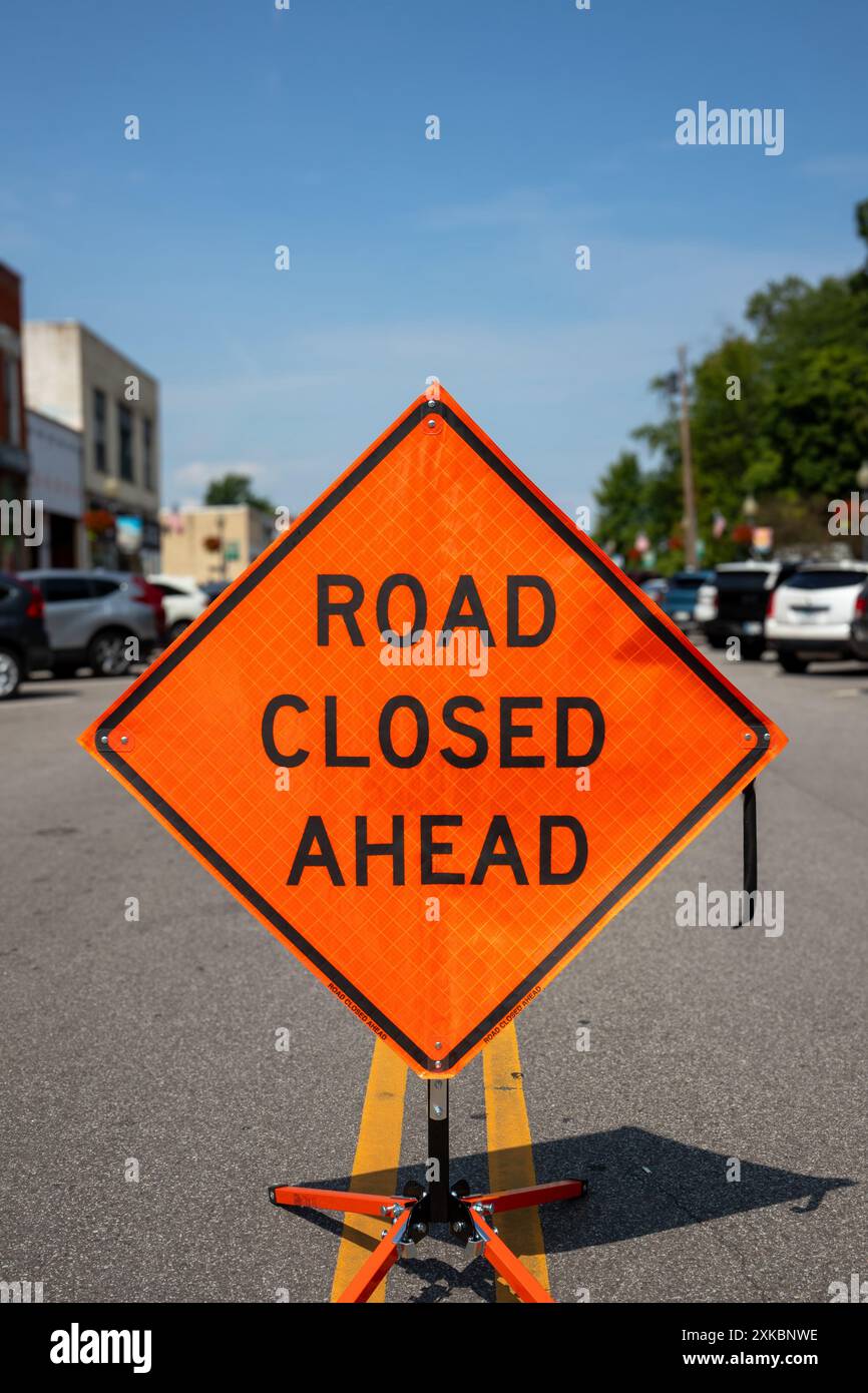 Orange Road ist vor dem Schild geschlossen Stockfoto