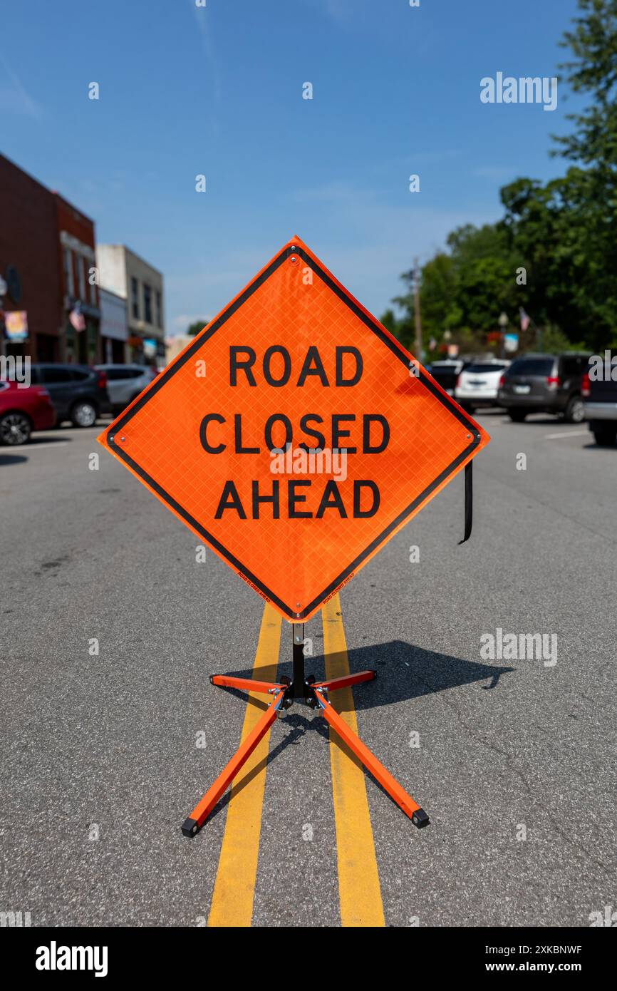 Orange Road ist vor dem Schild geschlossen Stockfoto